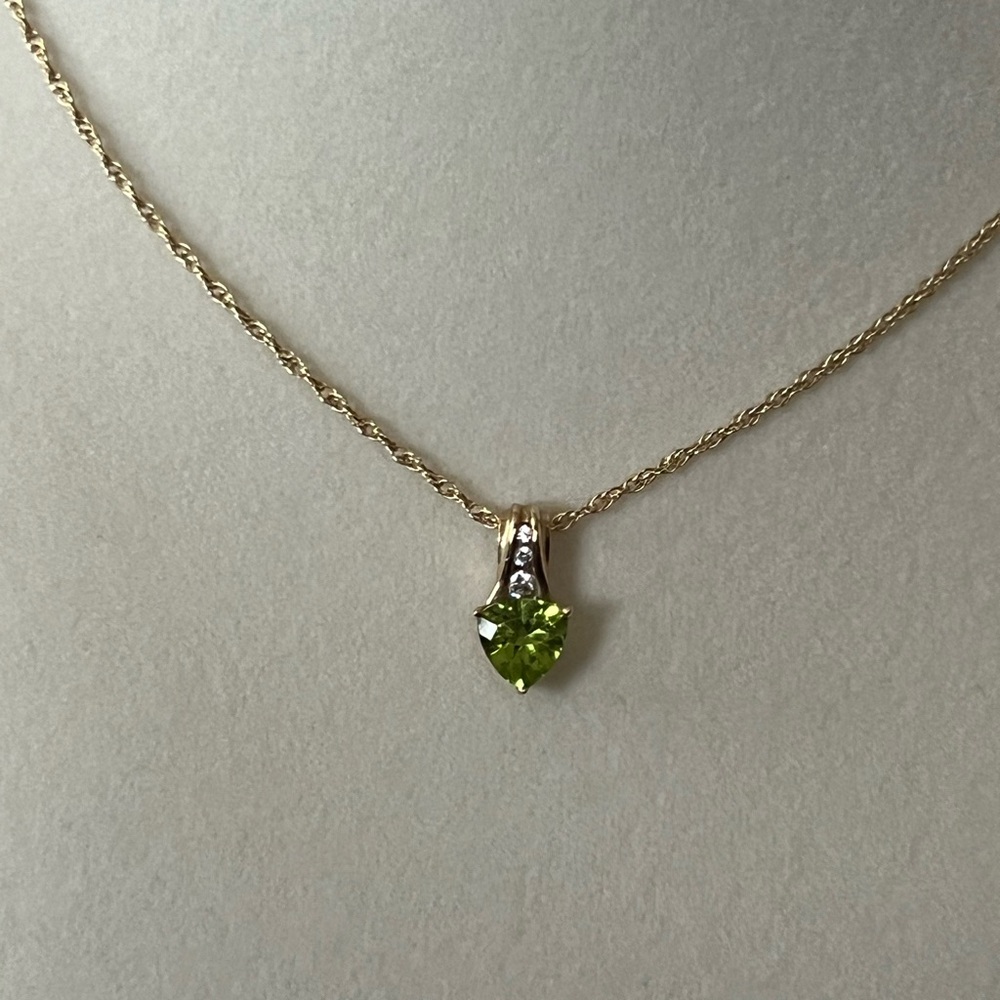 GENUINE DIAMOND AND  PERIDOT SOLITAIRE NECKLACE 14kt